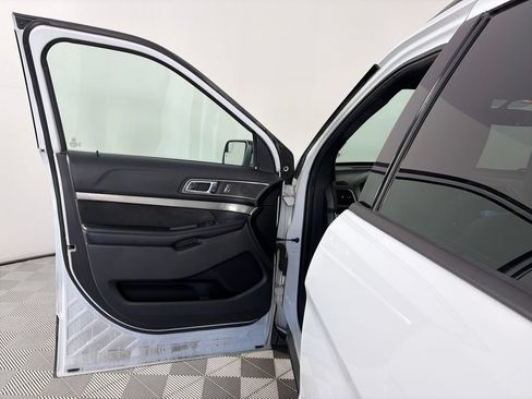 Used 2018 Ford Explorer XLT w/ Equipment Group 202A AWD/4WD image 10