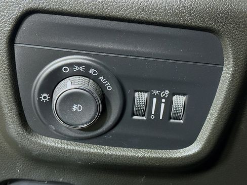 Used 2023 Jeep Grand Cherokee Limited w/ Luxury Tech Group II image 17