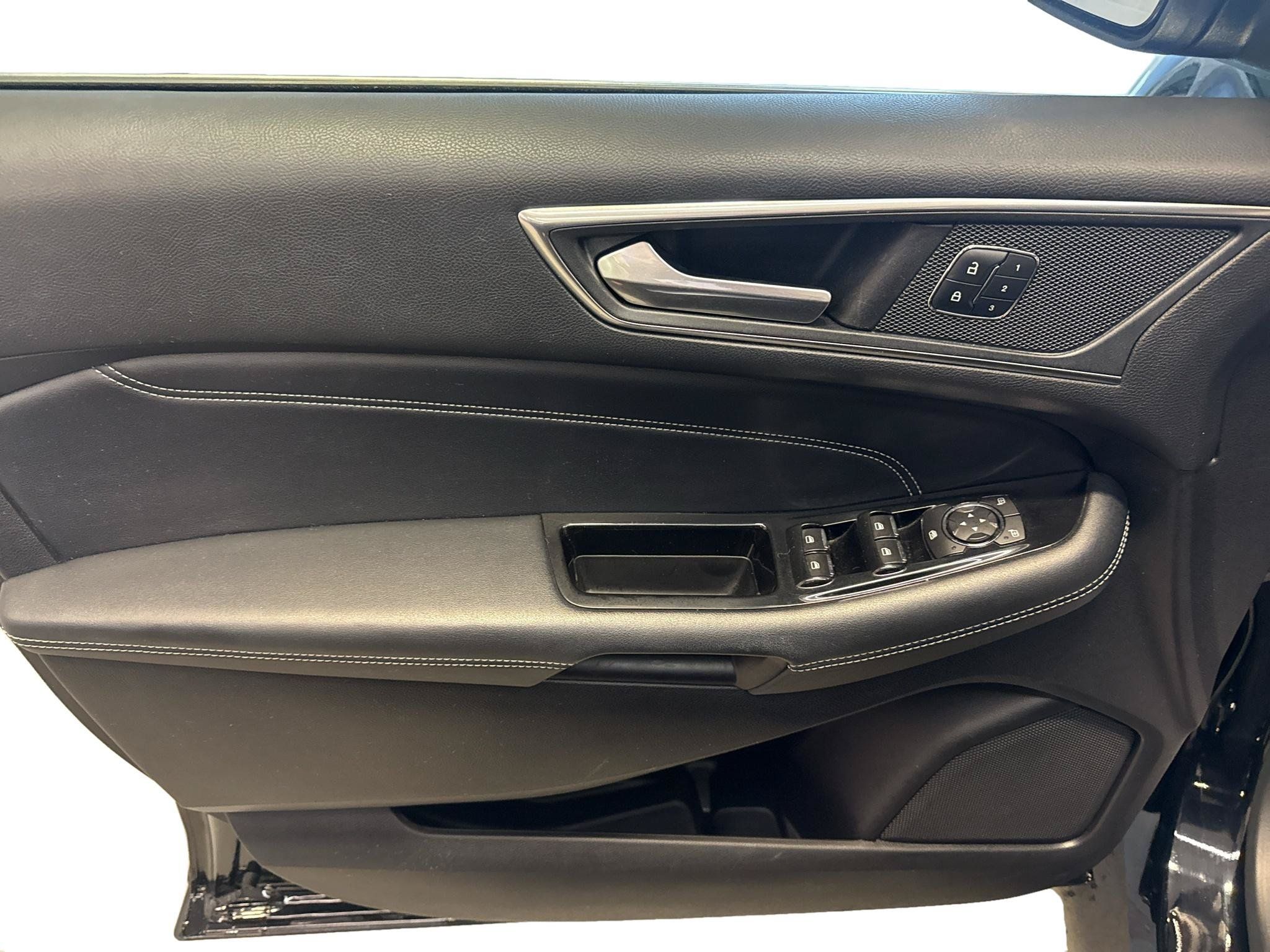 Used 2018 Ford Edge Titanium w/ Equipment Group 301A AWD/4WD image 15