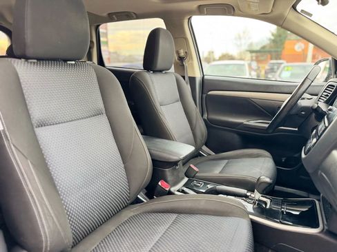 Used 2017 Mitsubishi Outlander SE image 11