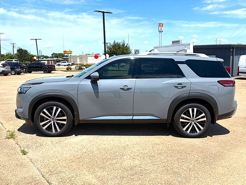 Used 2024 Nissan Pathfinder Platinum FWD image 2
