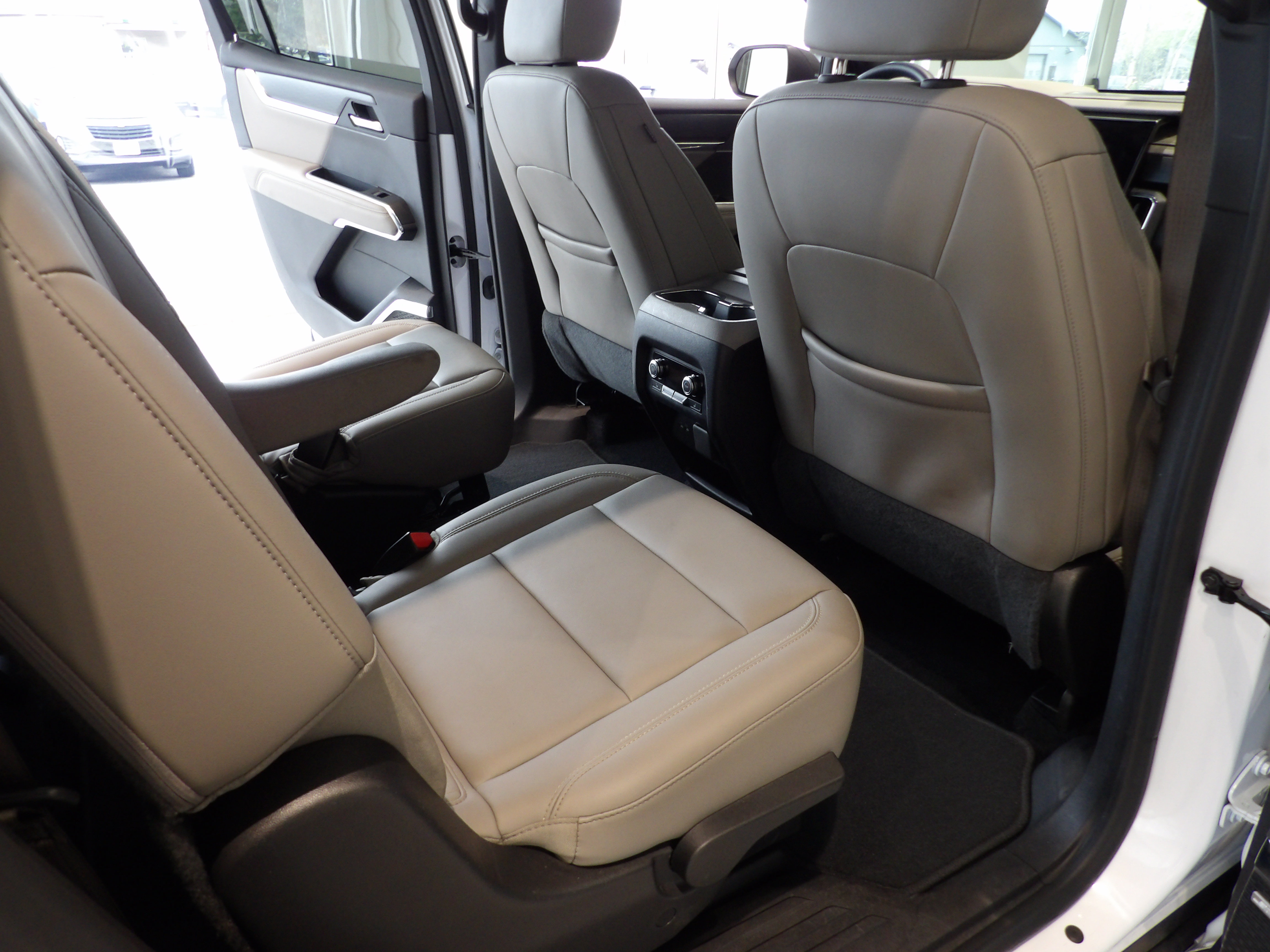 Used 2024 GMC Acadia Elevation w/ Luxury Package AWD/4WD image 23