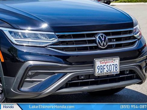 Used 2022 Volkswagen Tiguan SE w/ Panoramic Sunroof Package FWD image 2