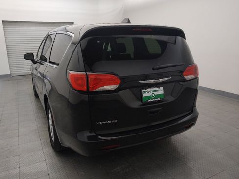 Used 2022 Chrysler Voyager LX FWD image 6