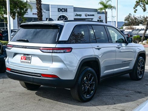 New 2025 Jeep Grand Cherokee Altitude image 4