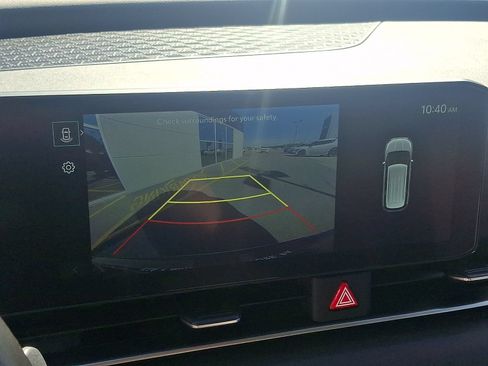 Used 2025 Kia Carnival EX FWD image 18