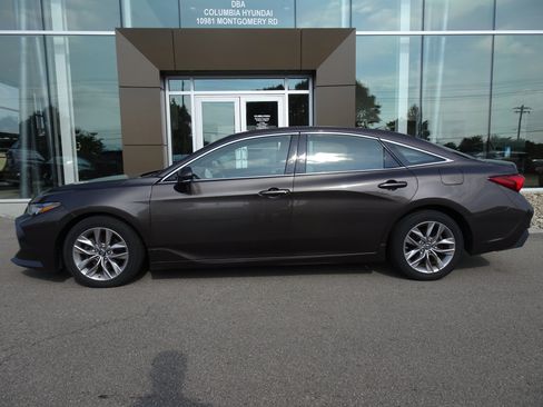 Used 2019 Toyota Avalon XLE w/ Moonroof Package FWD image 2