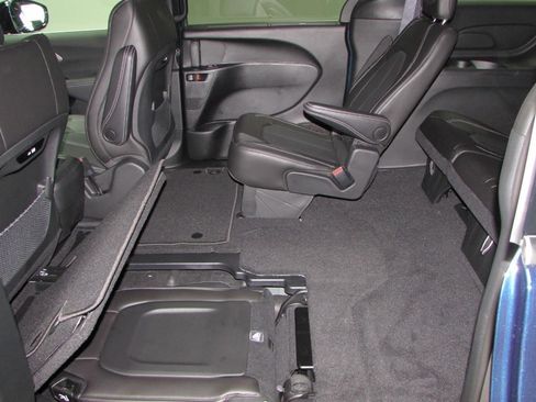 New 2025 Chrysler Pacifica Select image 28