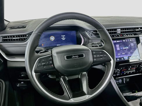 Used 2023 Jeep Grand Cherokee Altitude RWD image 18