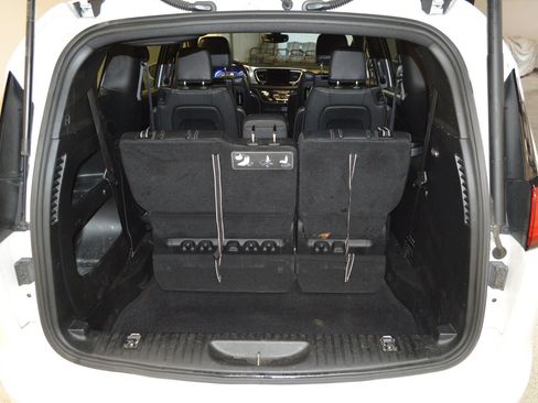 Used 2019 Chrysler Pacifica Touring-L Plus w/ S Appearance Package image 15