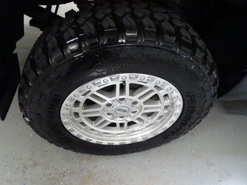 Used 2017 Nissan Titan SV AWD/4WD image 25
