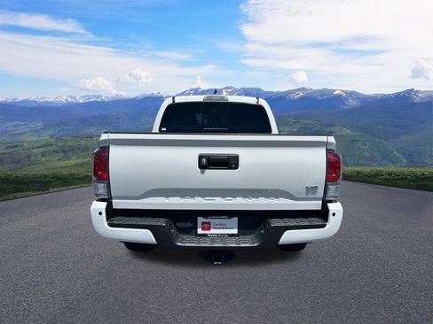 Used 2021 Toyota Tacoma TRD Off-Road w/ Technology Package AWD/4WD image 4