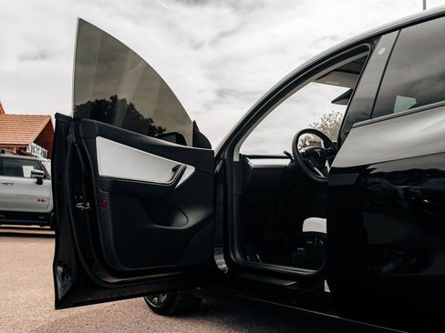 Used 2021 Tesla Model Y Long Range AWD/4WD image 14