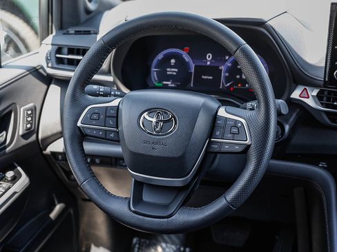 Used 2025 Toyota Sienna Platinum AWD/4WD image 13