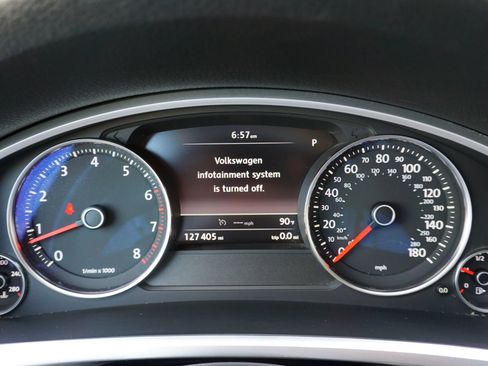 Used 2014 Volkswagen Touareg Sport image 24