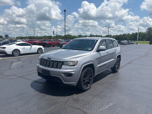 Used 2018 Jeep Grand Cherokee Altitude AWD/4WD image 4