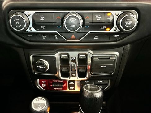 Used 2023 Jeep Gladiator Rubicon w/ Trailer Tow Package AWD/4WD image 18
