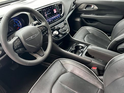 Used 2023 Chrysler Pacifica Limited w/ S Appearance Package FWD image 9