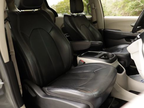 Used 2022 Chrysler Pacifica Touring-L FWD image 31