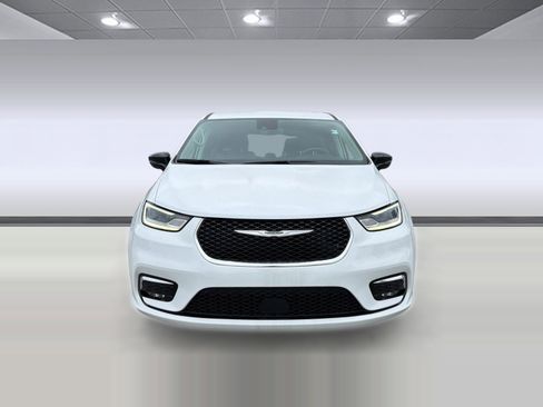 Used 2024 Chrysler Pacifica Touring-L FWD image 6