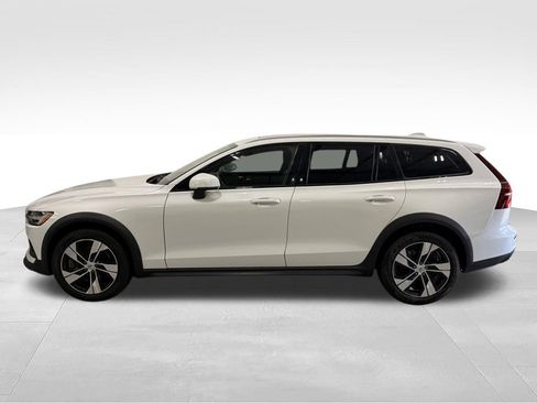 Used 2022 Volvo V60 T5 Cross Country AWD/4WD image 2