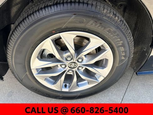Used 2025 Toyota Sienna LE AWD/4WD image 5