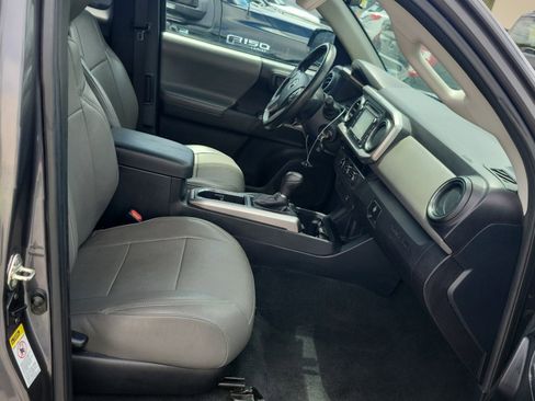 Used 2017 Toyota Tacoma SR5 w/ SR5 Appearance Package (SM) RWD image 14