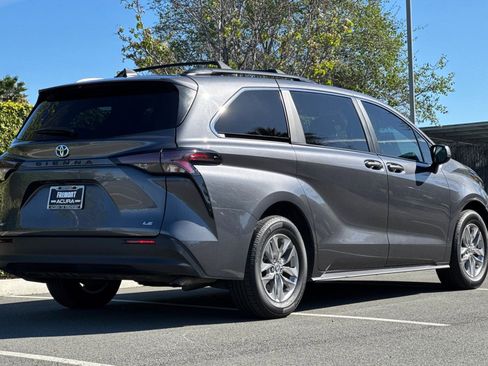 Used 2025 Toyota Sienna LE w/ LE Plus Package FWD image 4