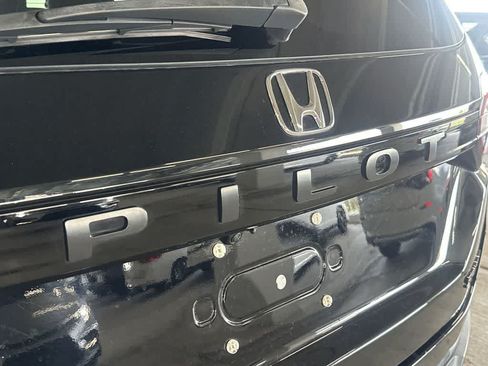 Used 2023 Honda Pilot Sport image 11