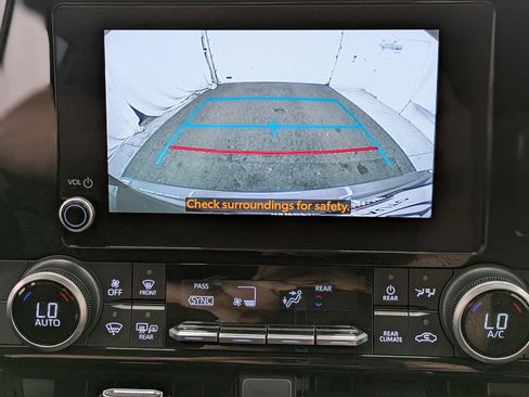 Used 2024 Toyota Highlander LE AWD/4WD image 11