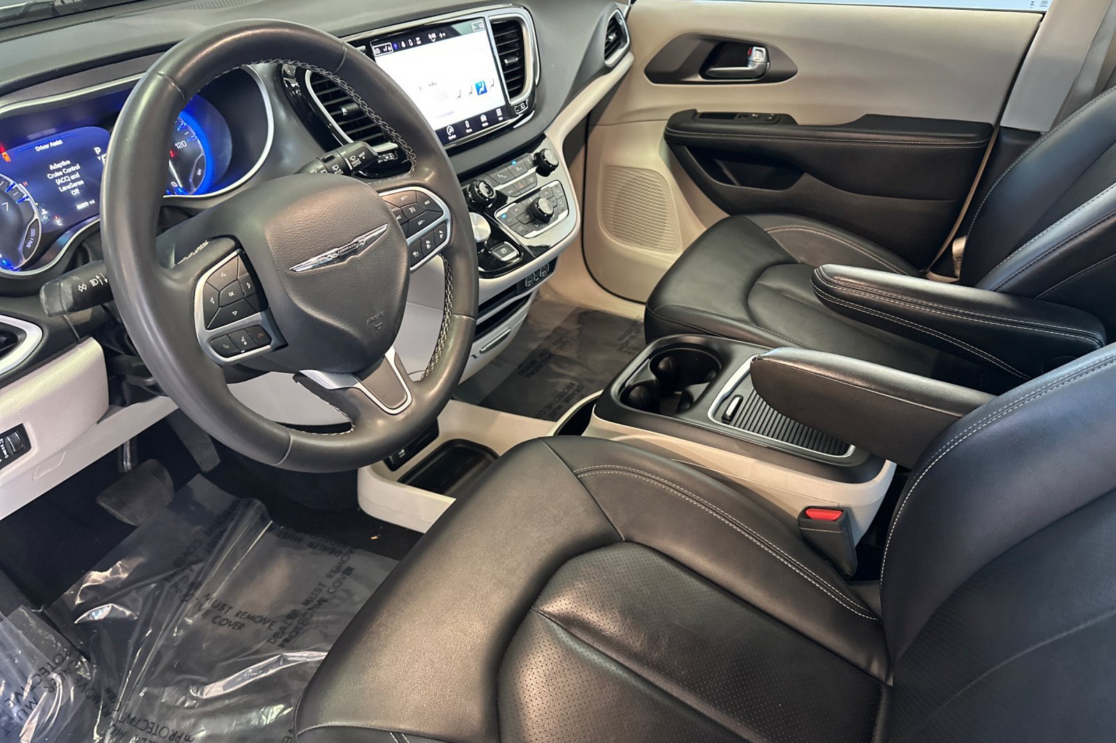 Used 2024 Chrysler Pacifica Touring-L FWD image 4