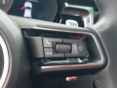 Certified 2025 Porsche Macan AWD/4WD image 20