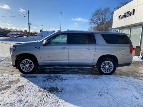 Used 2022 GMC Yukon XL SLT w/ SLT Premium Package image 11