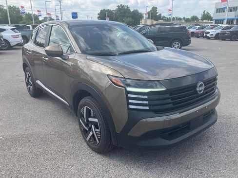 Used 2025 Nissan Kicks SV FWD image 1