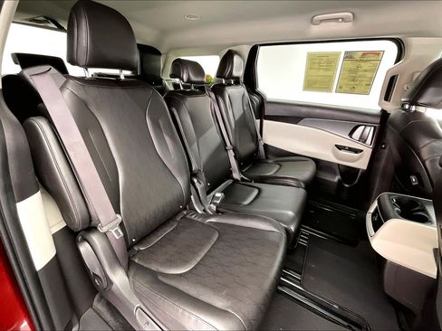 Used 2023 Kia Carnival LX image 18