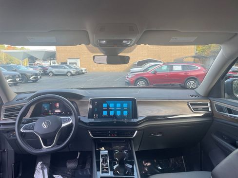 Used 2025 Volkswagen Atlas SE image 29