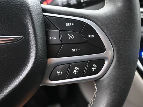 Used 2024 Chrysler Pacifica Limited FWD image 19