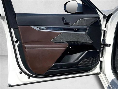 Used 2023 BMW 740i w/ Executive Package image 17