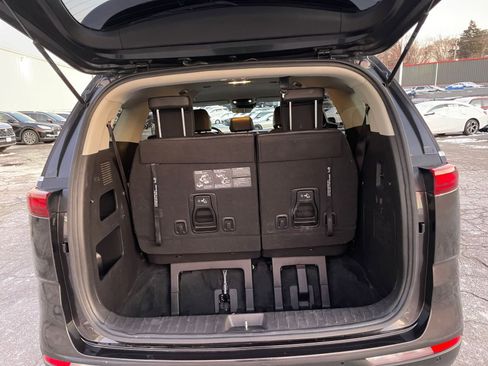 Used 2023 Kia Carnival LX image 31