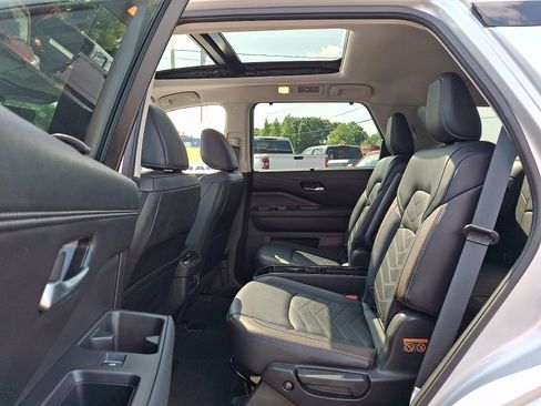 Used 2023 Nissan Pathfinder Platinum AWD/4WD image 13