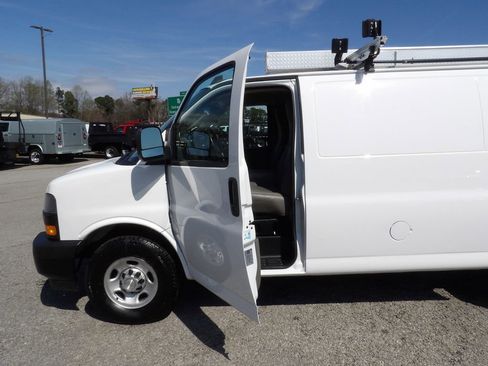 Used 2021 Chevrolet Express 3500 w/ Driver Convenience Package image 13