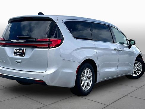 Used 2023 Chrysler Pacifica Touring-L FWD image 13