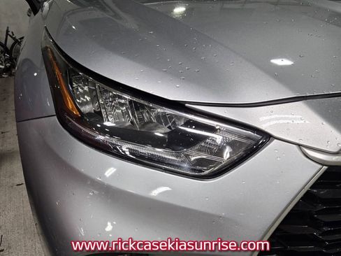 Used 2020 Toyota Highlander XLE image 5