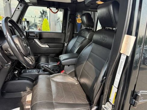Used 2012 Jeep Wrangler Unlimited Sahara w/ Connectivity Group AWD/4WD image 12