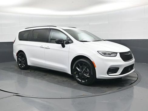New 2026 Chrysler Pacifica Select image 1