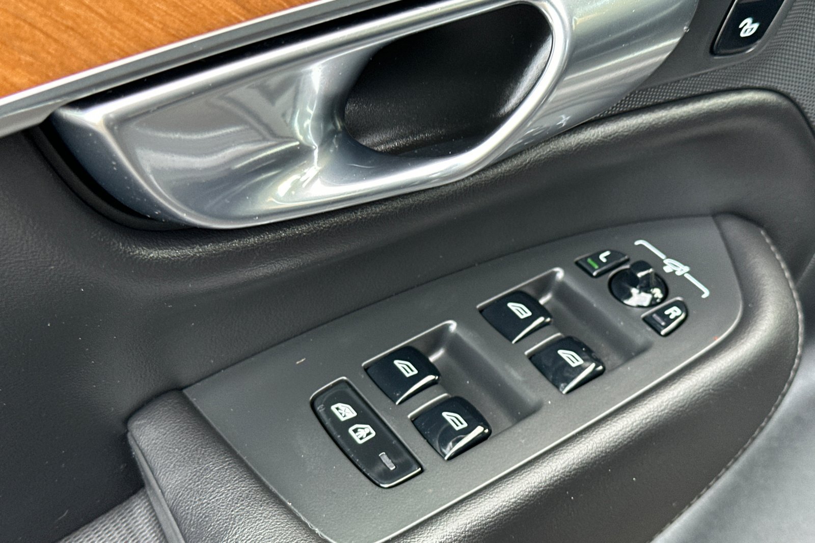 Used 2025 Volvo XC90 B6 Plus w/ Protection Package Premier AWD/4WD image 11