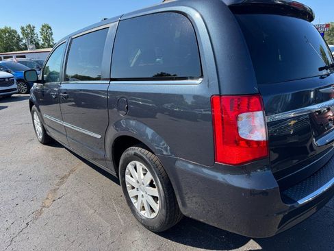 Used 2014 Chrysler Town & Country Touring FWD image 10