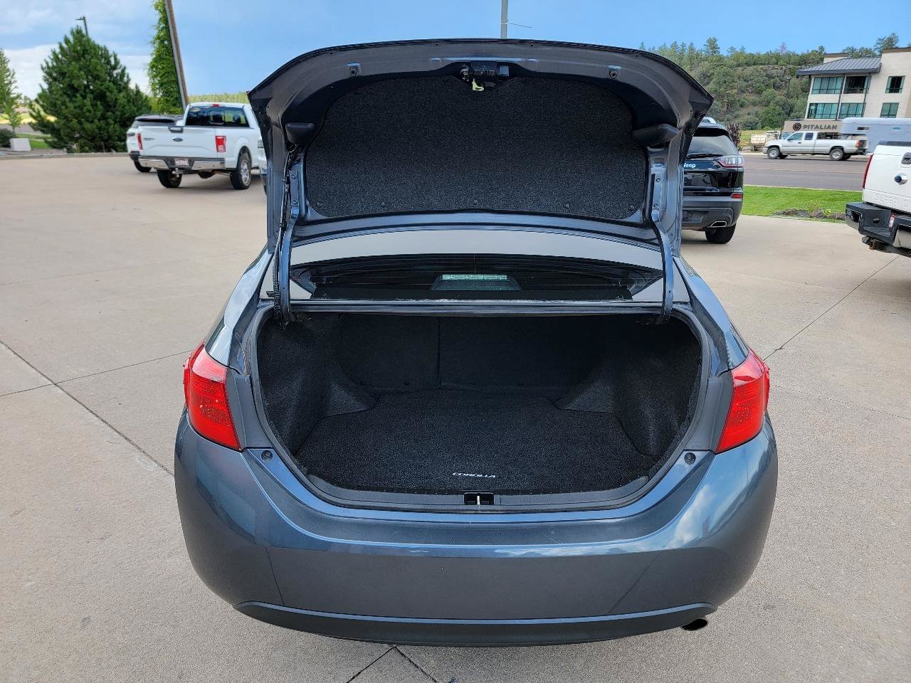 Used 2017 Toyota Corolla SE w/ Carpet Mat Package (TMS) FWD image 13