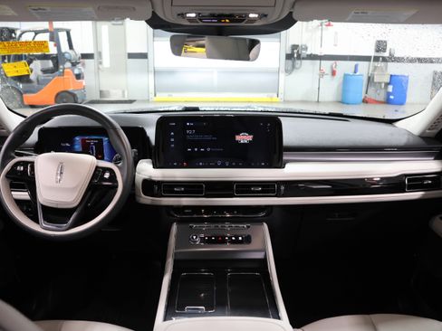 Used 2025 Lincoln Aviator AWD w/ Jet Appearance Package image 16