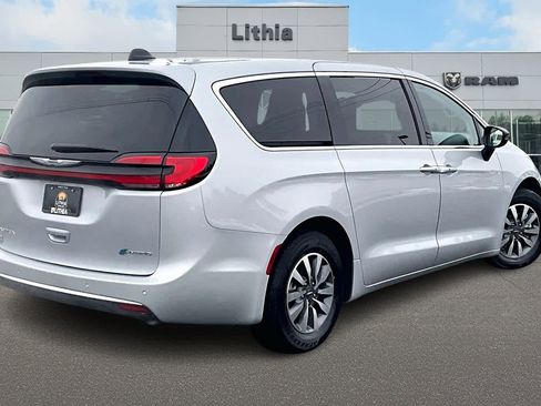 Used 2024 Chrysler Pacifica Select image 23